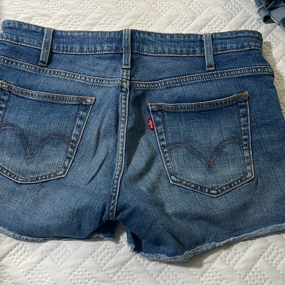 Levi size 6 Jean short - Picture 2 of 2